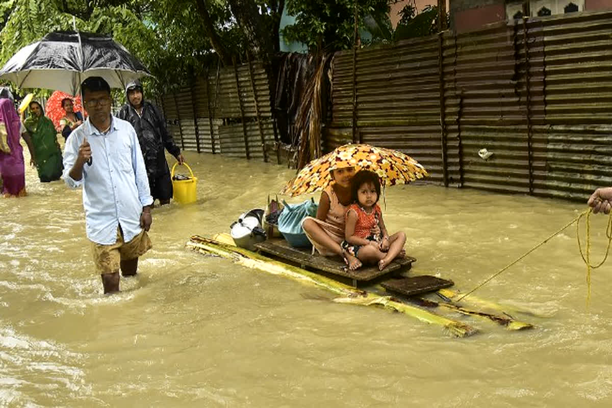 Flood in Assam: असम में बाढ़ पर PM मोदी ने जताई चिंता, CM हिमंत बिस्वा सरमा से फोन पर बात कर पूर्ण सहयोग का दिया आश्वासन…