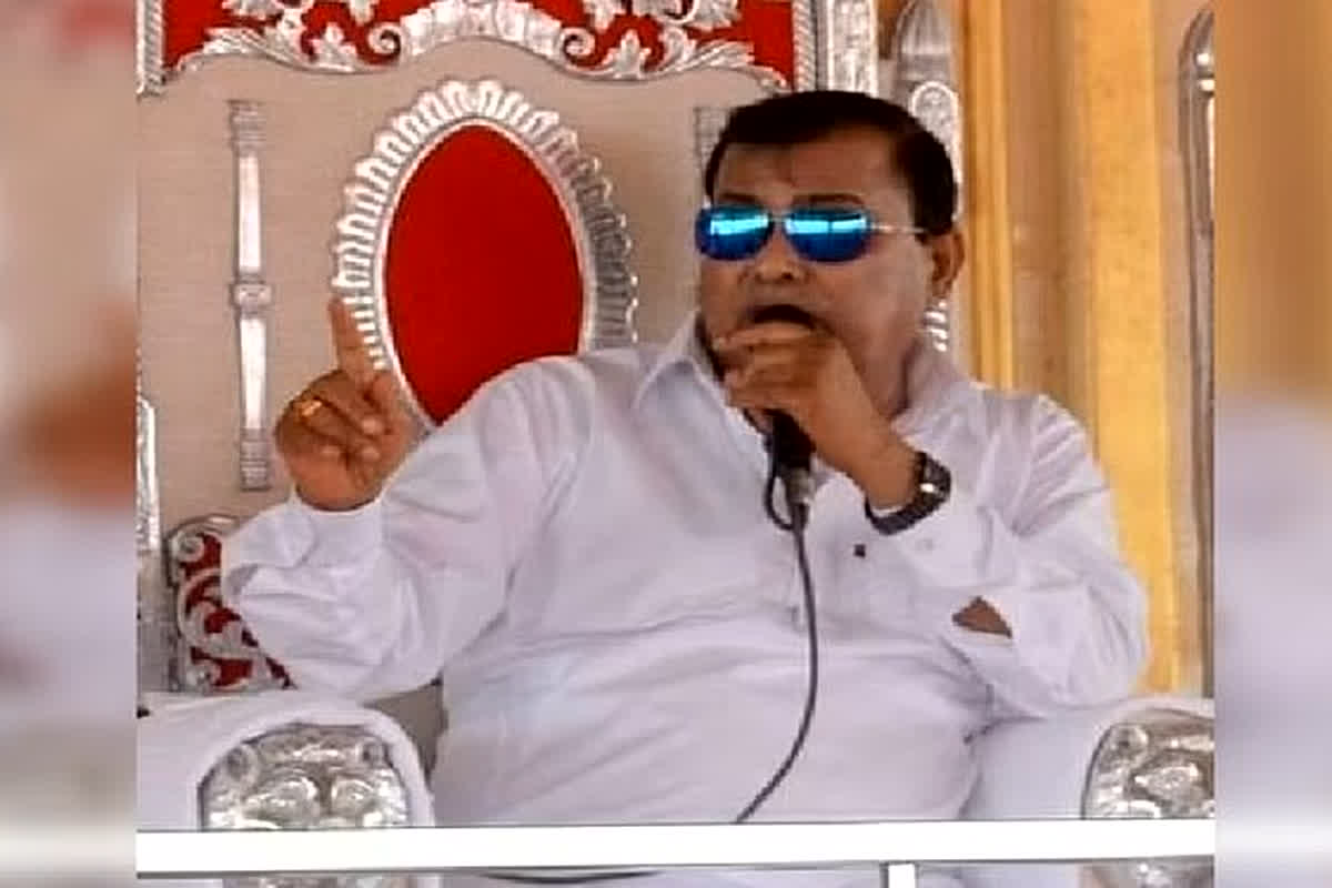 Narayan Sakar Vishwa Hari: बाबा पर बड़ा खुलासा! सिर्फ कुंवारी लड़कियों को ही देता था खास दीक्षा, लाल रंग के ड्रेस में अपनी शिष्याओं से करवाता था ऐसा काम…