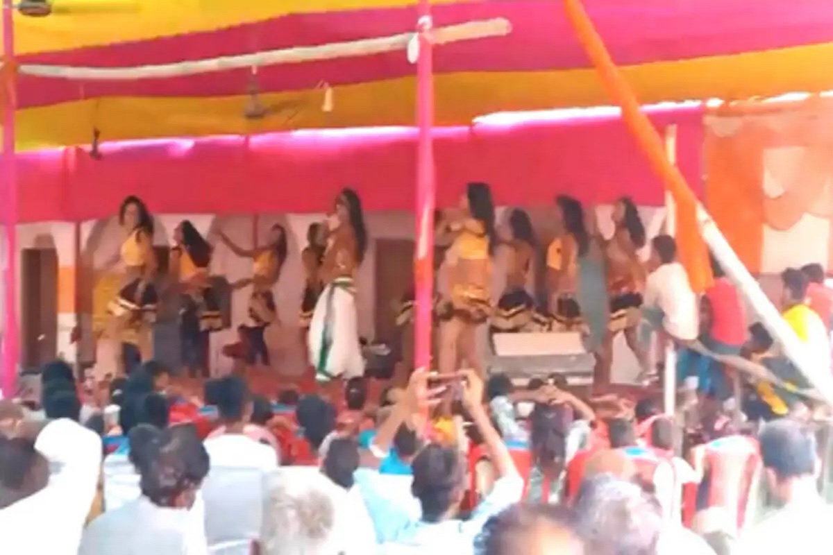 School me Orcastra ka Aayojan: स्कूल में क्लास के दौरान ही सजा दी बार-बालाओं की महफिल, अश्लील गानों पर डांसरों ने लगाए ठुमके