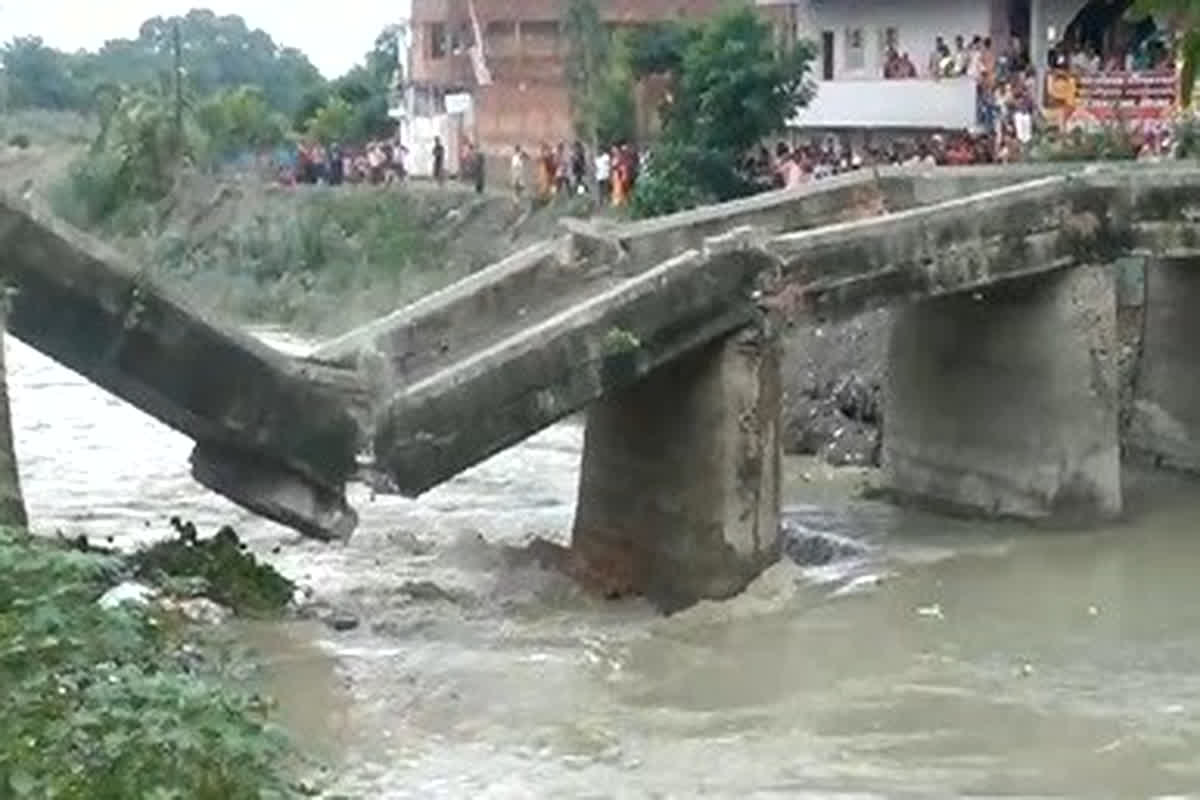 Bridge Collapsed: फिर बड़ा हादसा! एक और पुल नदी में समाया, कई गांवों का टूटा संपर्क…