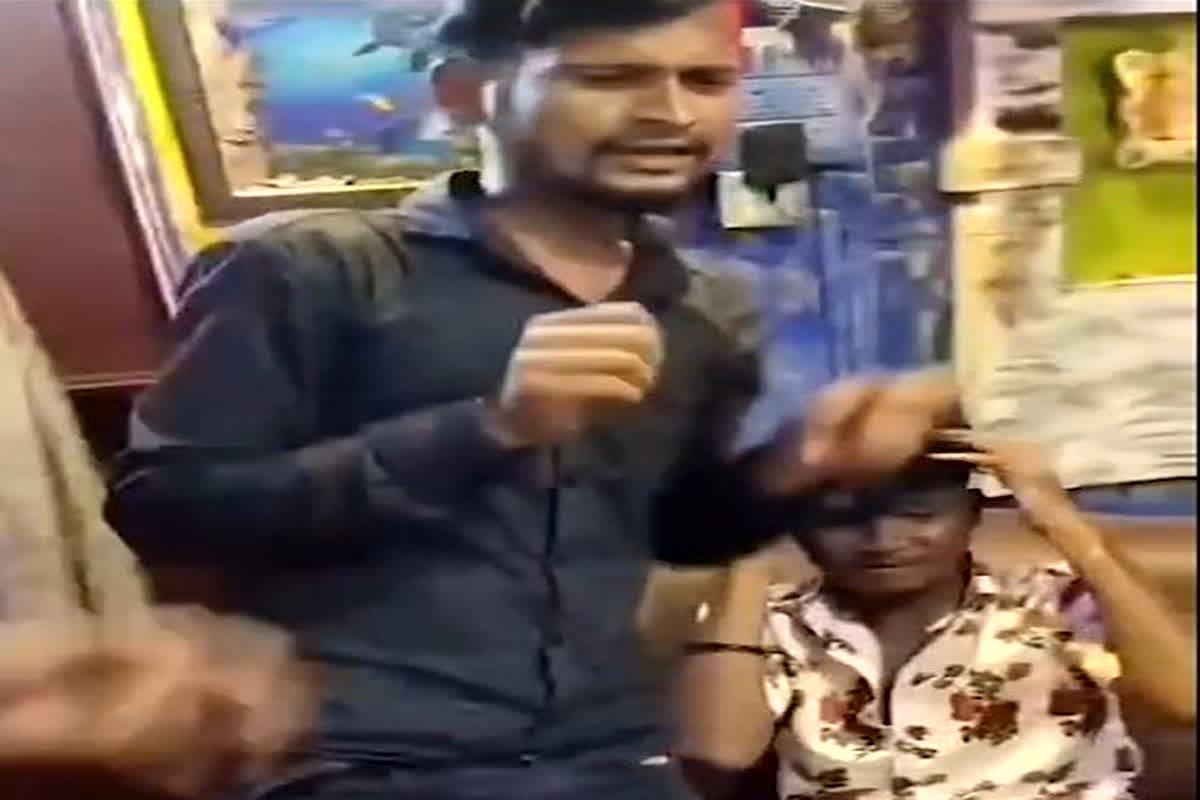 Viral Video Of Beating Youth : न्यायधानी में आदतन अपराधी ने युवक को जमकर पीटा, सोशल मीडिया पर वायरल हुआ वीडियो