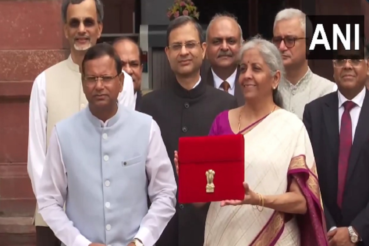 Union Budget 2024: हाथ में टैबलेट..साथ में उम्मीदों का पिटारा, बजट पेश करने से पहले टीम के साथ नजर आई वित्त मंत्री निर्मला सीतारमण