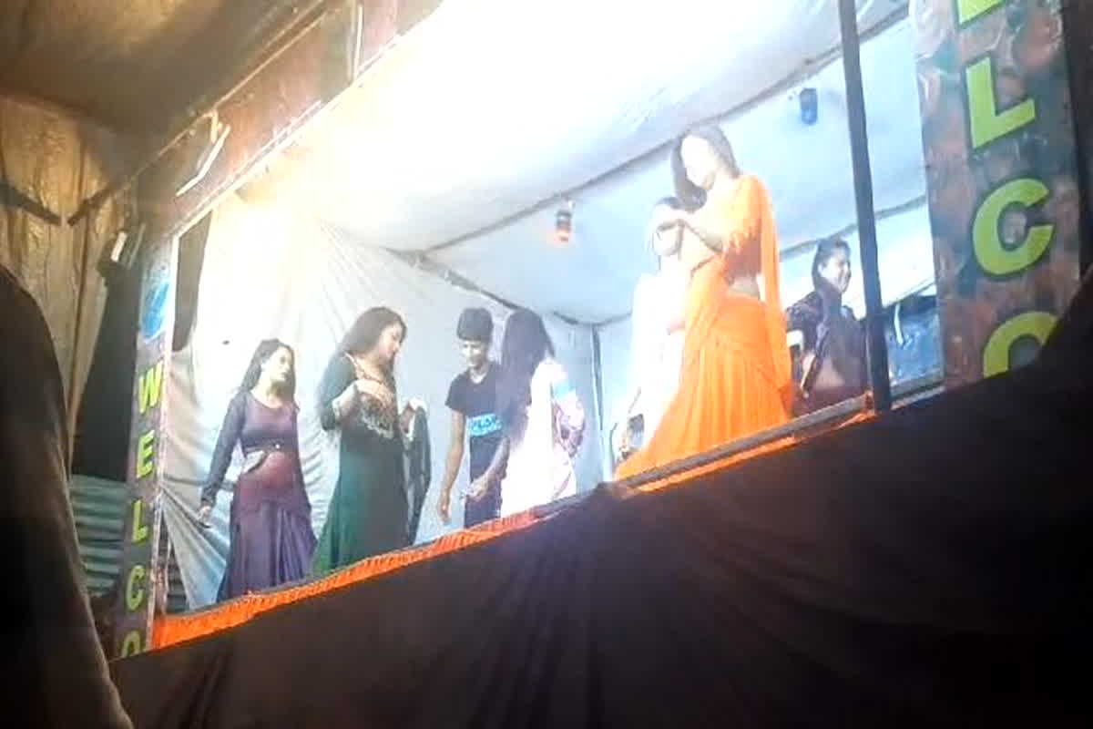 Ashleel Dance Video Viral: थाने के सामने बार बालाओं के अश्लील ठुमके, सोशल मीडिया पर वायरल हो रहा वीडियो…