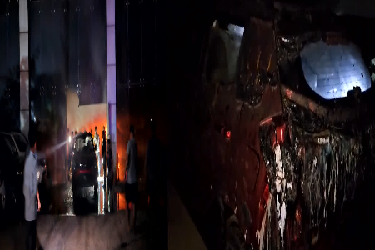 Bulandshahr News: महिंद्रा के शोरूम में लगी भीषण आग, आसमान में उठा धुएं का गुबार, कई गाड़ियां जलकर खाक…