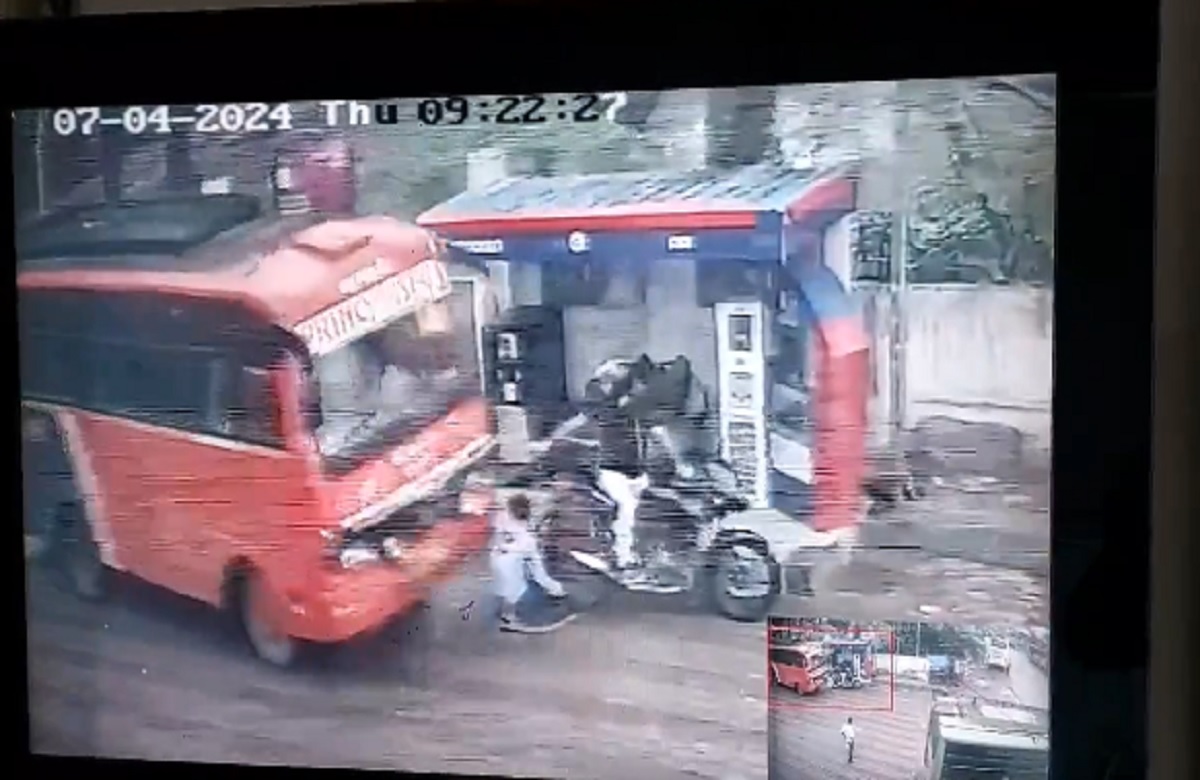 मौत बनकर खुद ही चलने लगी बस, नहीं था ड्राइवर फिर भी युवक को कुचलकर निकला, वीडियो देखकर आपके भी खड़े हो जाएंगे रोंगटे