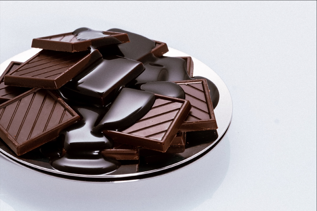 महिला को गिफ्ट में मिली चॉकलेट में मिला इंसान का ये अंग..! क्रंची हिस्सा समझकर उठाने लगी स्वाद का मजा, फिर पड़ गए लेने के देने..