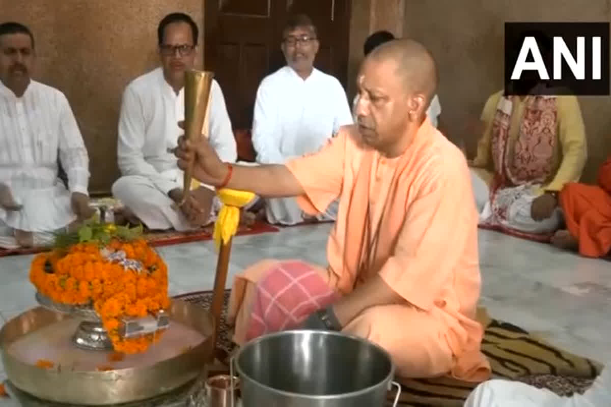 Guru Purnima 2024: गुरु पूर्णिमा के मौके पर अराधना में लीन दिखे सीएम योगी, गोरखनाथ मंदिर में किया रुद्राभिषेक…