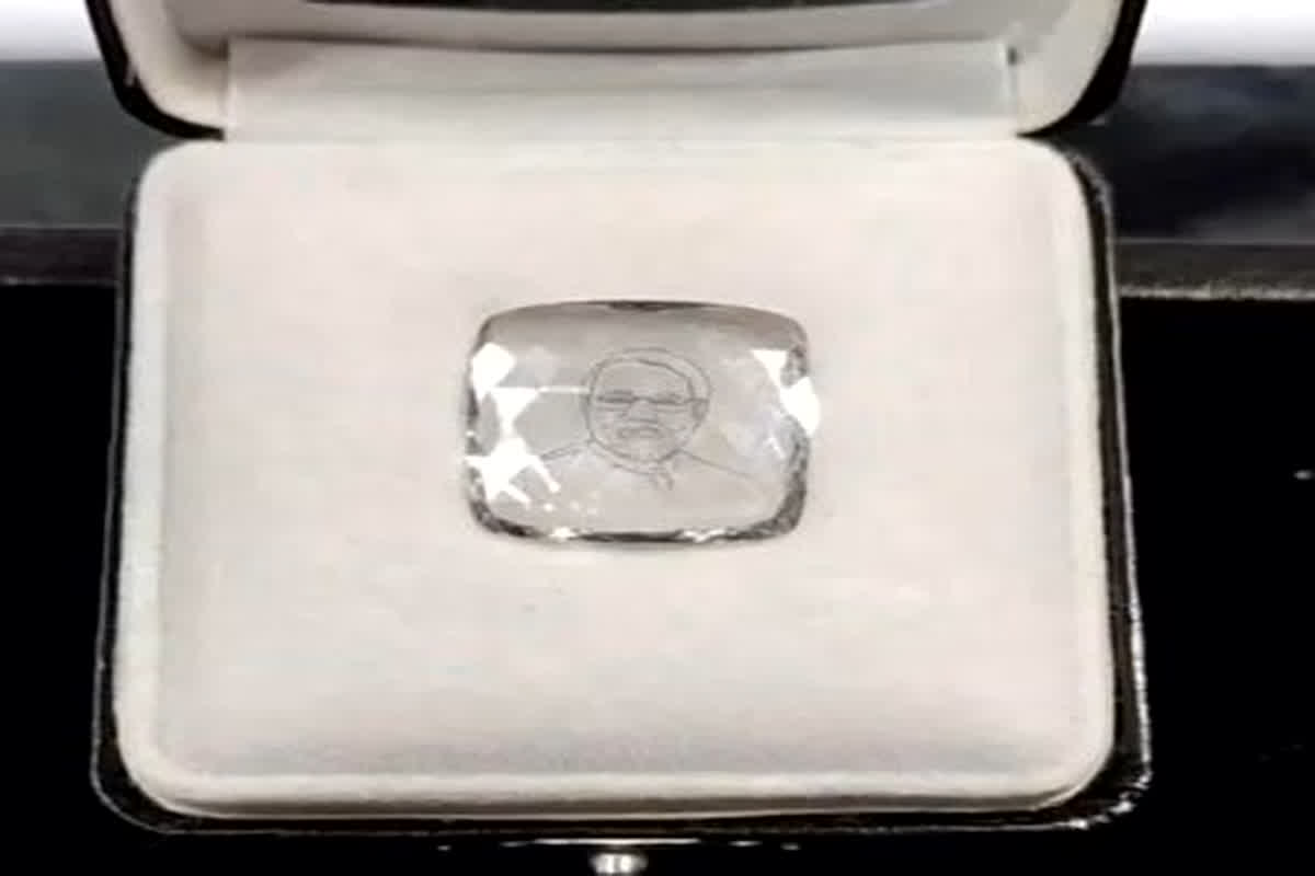 Modi Diamond: कमाल की कारीगरी! डायमंड पर उकेरी गई PM मोदी की अनमोल छवि, देख रह जाएंगे दंग…