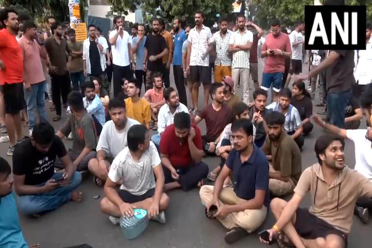 Delhi Coaching Basement Incident: कोचिंग सेंटर में दर्दनाक हादसा! गुस्साए छात्रों का MCD के खिलाफ विरोध प्रदर्शन, देखें वीडियो…