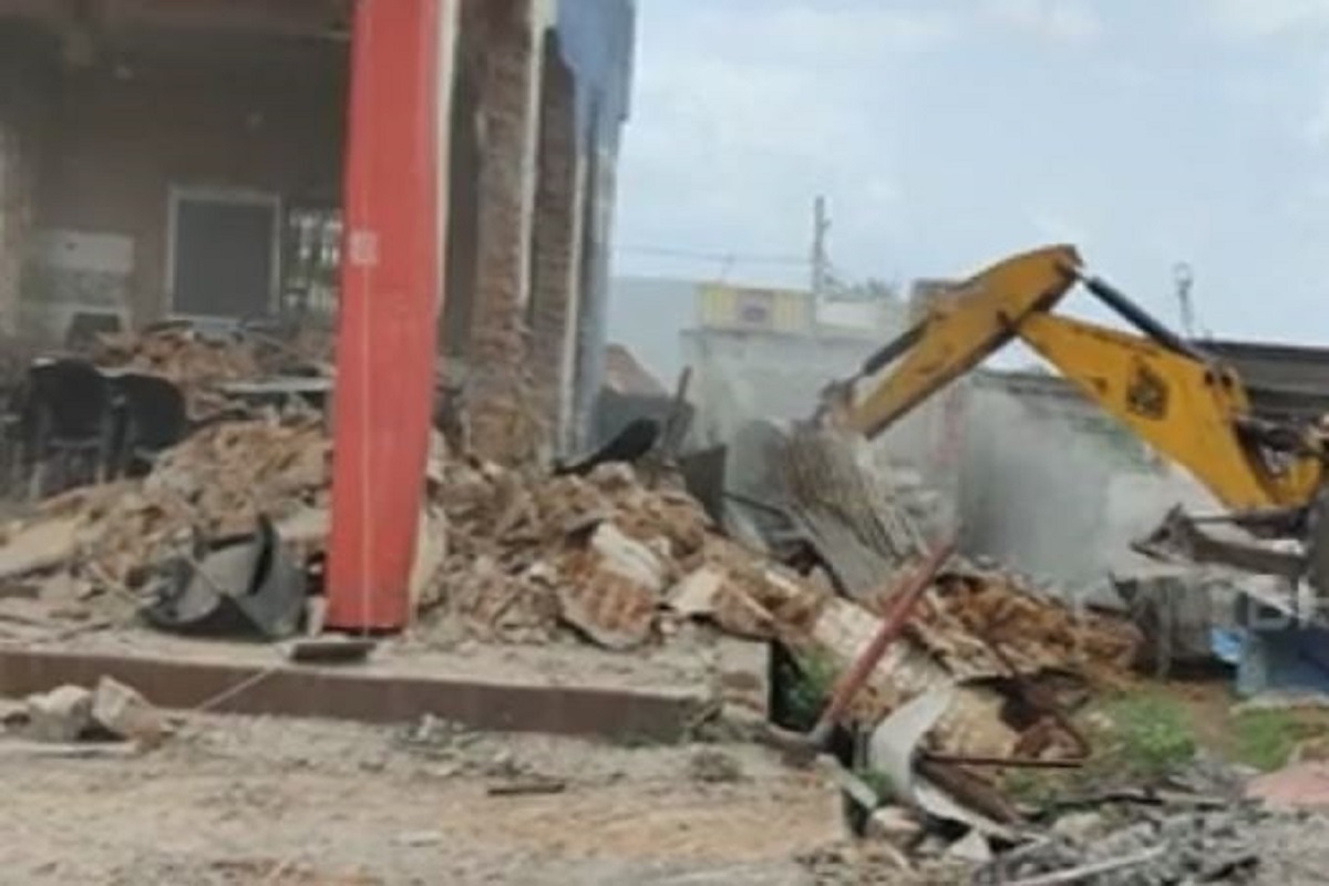 दुर्ग में बदमाशों के ठिकानों पर बुलडोजर कार्रवाई, पिंकी राय का ढाबा जमींदोज, मुकुल सोना का घर ढहाया, अंकुर शर्मा और अमित जोश के कब्जे पर भी तोड़-फोड़