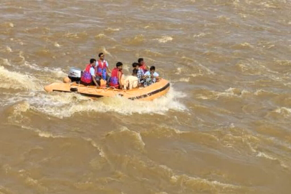 Flood in Chhatarpur Dhasan river