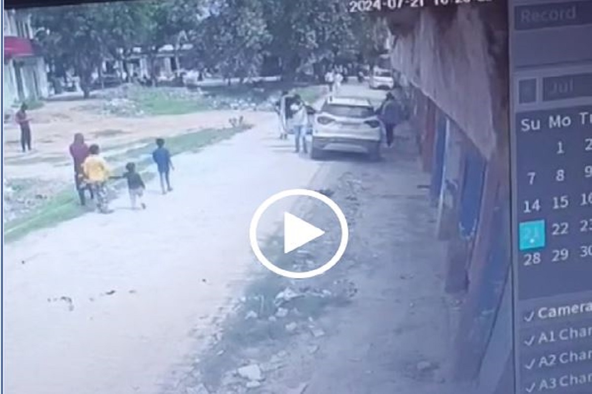 UP Crime News: बेखौफ हुए बदमाश, दिन दहाड़े सरेराह फायरिंग कर हुए फरार, डरकर भागी महिला और बच्चे