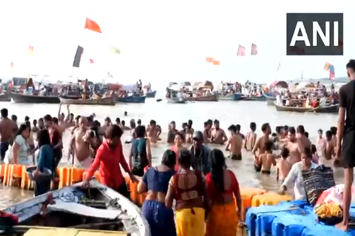 Guru Purnima 2024: प्रयागराज में गुरु पूर्णिमा पर संगम स्नान के लिए उमड़ा श्रद्धालुओं का हुजूम, लगा रहे आस्था की डुबकी