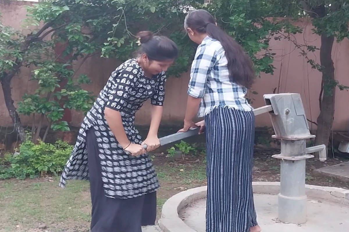 Disorder in Girls Hostel : खुले परिसर में नहाने को मजबूर छात्राएं..! आवारा लड़के करते हैं हूटिंग, ऐसी है जिले में हॉस्टल की व्यवस्थाएं