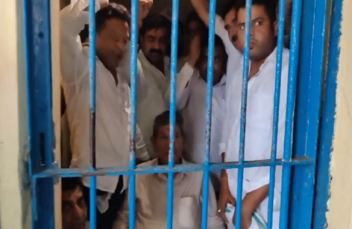 Uttarakhand By Election 2024: उपचुनाव की वोटिंग के दौरान झड़प, धरने पर बैठे पूर्व CM को पुलिस ने हवालात में किया बंद