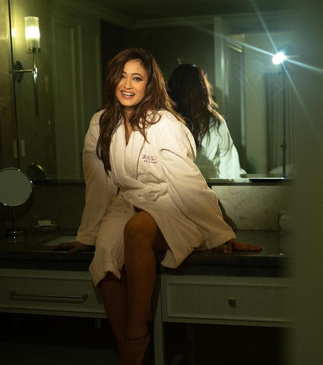 श्वेता तिवारी की ये फोटोज हद से ज्यादा हॉट और बोल्ड हैं, जो किसी का भी दिल आसानी से जीत लेंगी। उनकी ये फोटो अब सोशल मीडिया पर आग की तरह वायरल हो रही हैं।