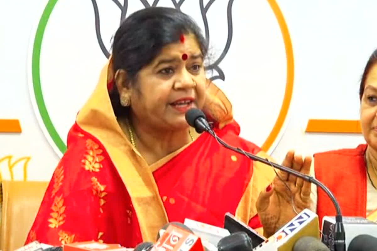 Imarti Devi Statement: नए कानून के जागरूकता कार्यक्रम में भड़की इमरती देवी, पुलिस अधिकारियों पर साधा निशाना…