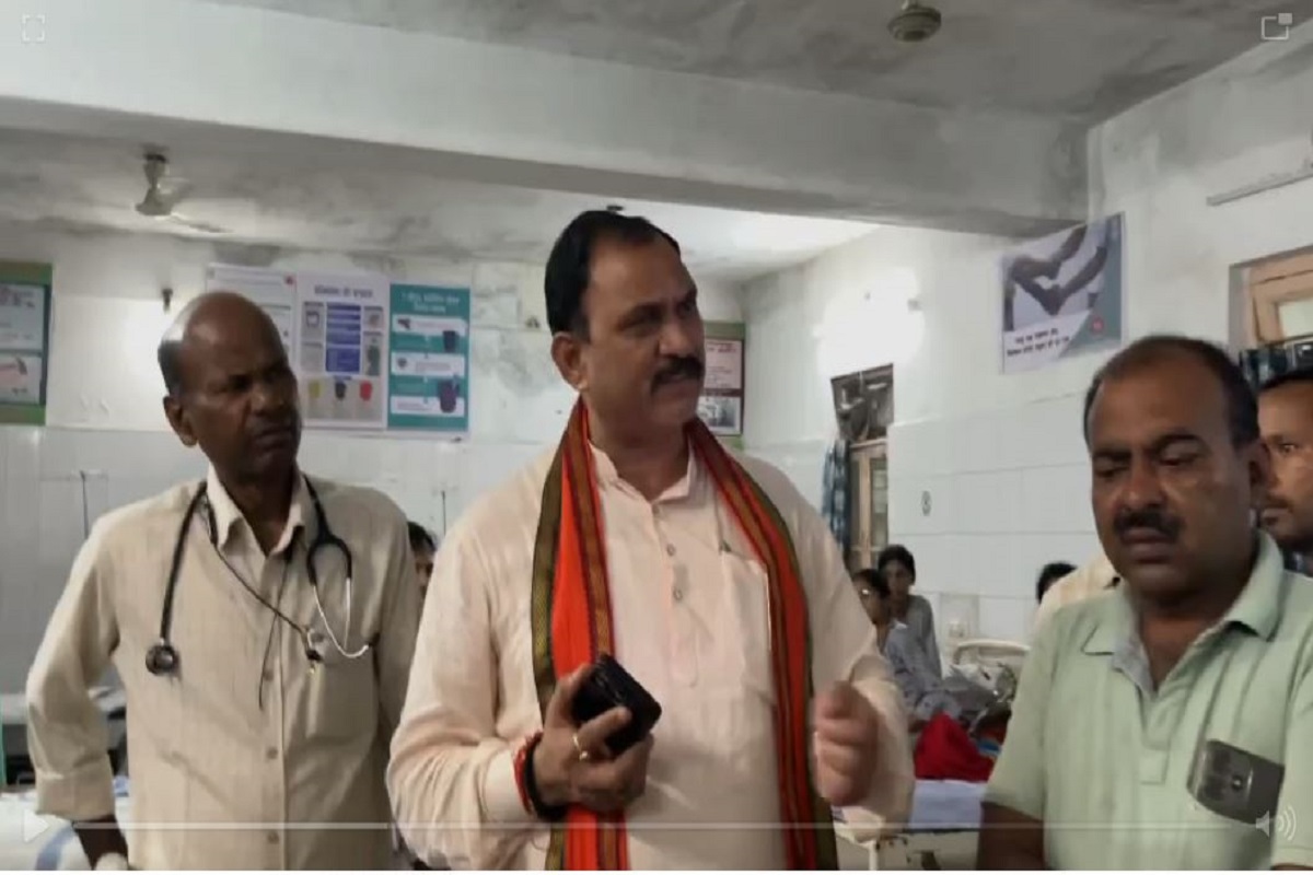 स्वास्थ्य मंत्री श्यामबिहारी जायसवाल ने किया औचक निरीक्षण, अस्पताल में सफाई और छत की रिपेयरिंग के दिए निर्देश, ठेकेदार पर कार्रवाई की बात