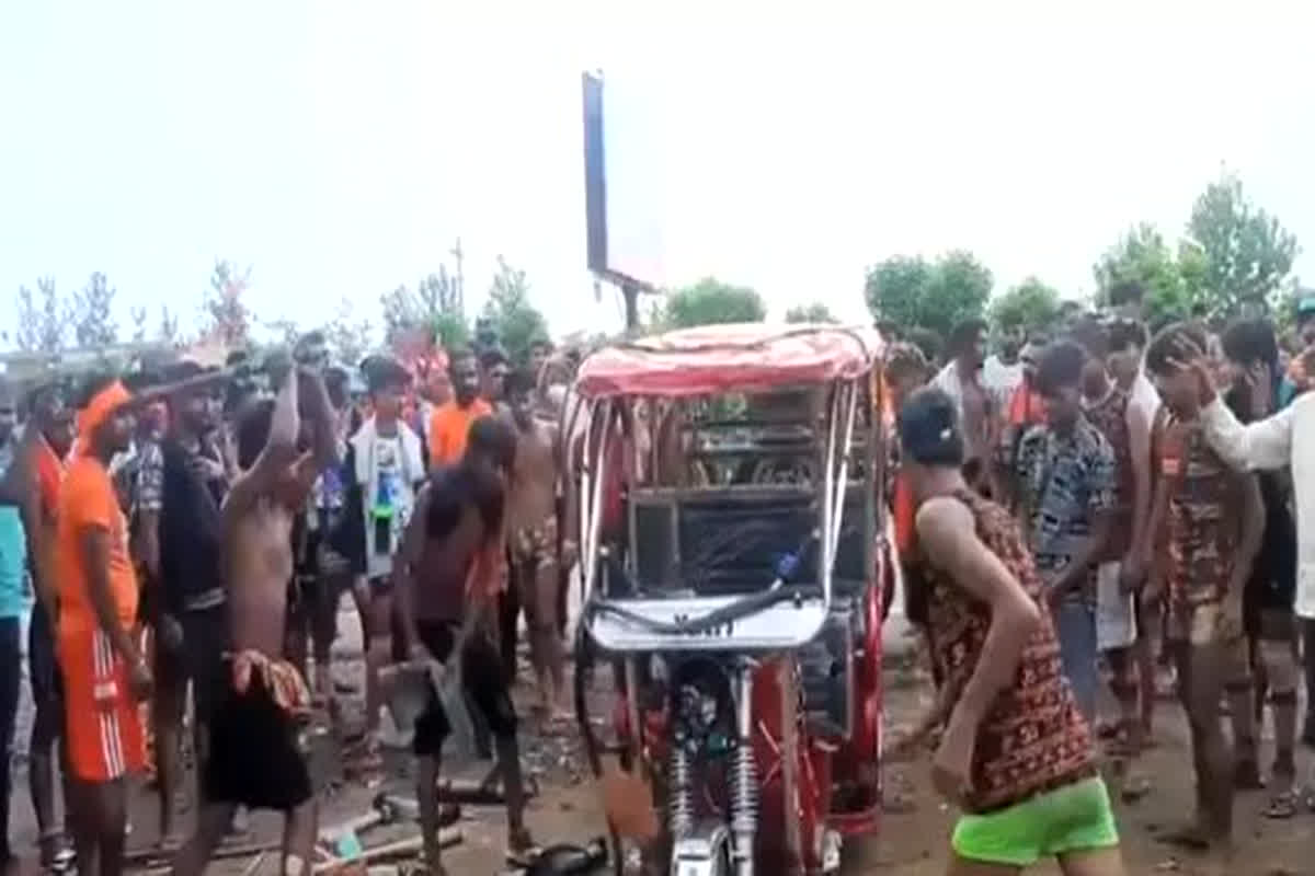 Kanwar Yatra: कांवड़ियों के तांडव का वीडियो वायरल, रिक्शा चालक पर जमकर बरसाए लाठी-डंडे, जानें मामला…