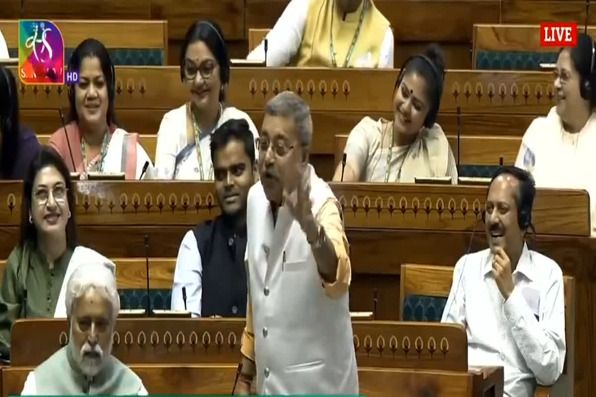 MP Kalyan Banerjee in Parliament: ‘चू भरा 400 में, कित, कित…. कितना हुआ 240’, TMC सांसद की बातें सुन ठहाकों से गूंज उठा सदन, देखें वीडियो