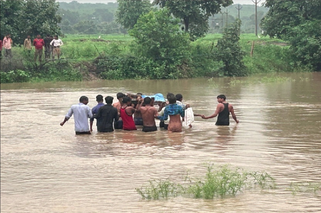 Khat Par Dead Body : ‘ये कैसा विकास’..! भारी बारिश में जान जोखिम में डालते ग्रामीण, शव और गर्भवती महिलाओं को ‘खाट’ का सहारा