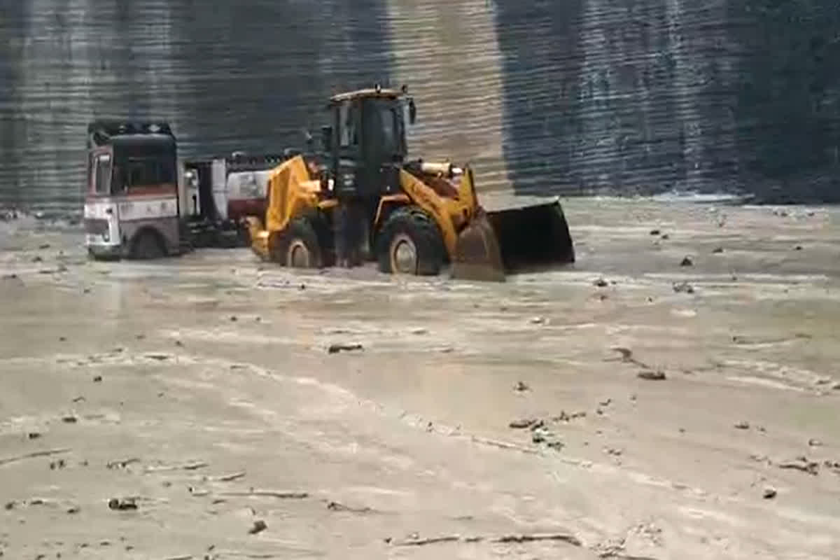 Flooded in Kusmunda Mine: कुसमुंडा खदान में बड़ा हादसा, बाढ़ की चपेट में आने से अधिकारी की मौत, कई गांवों का टूटा संपर्क…