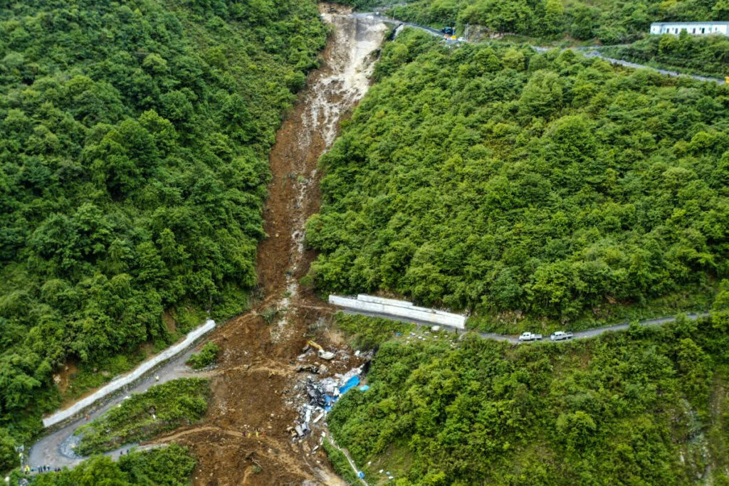 11 killed by mudslide