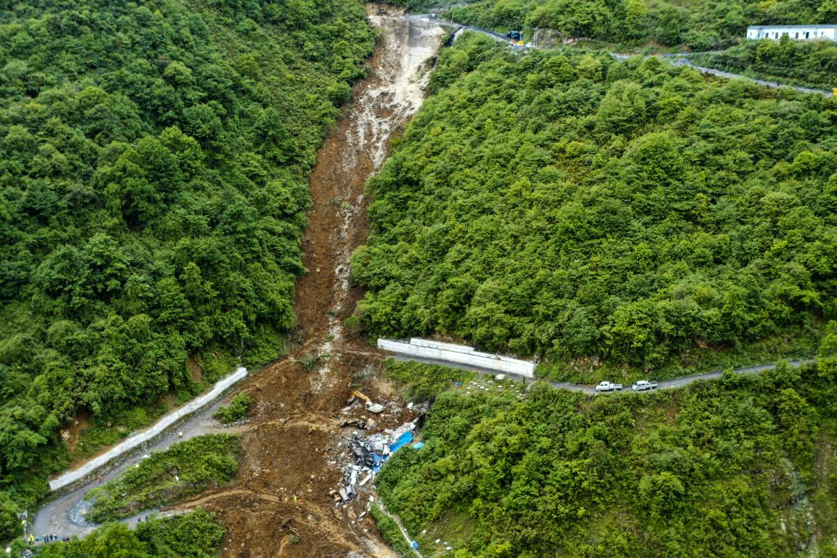 Mudslide in China: भारी बारिश के चलते ढह गया मकान, दबकर 11 लोगों की मौत, 18 अभी भी फंसे मलबे में