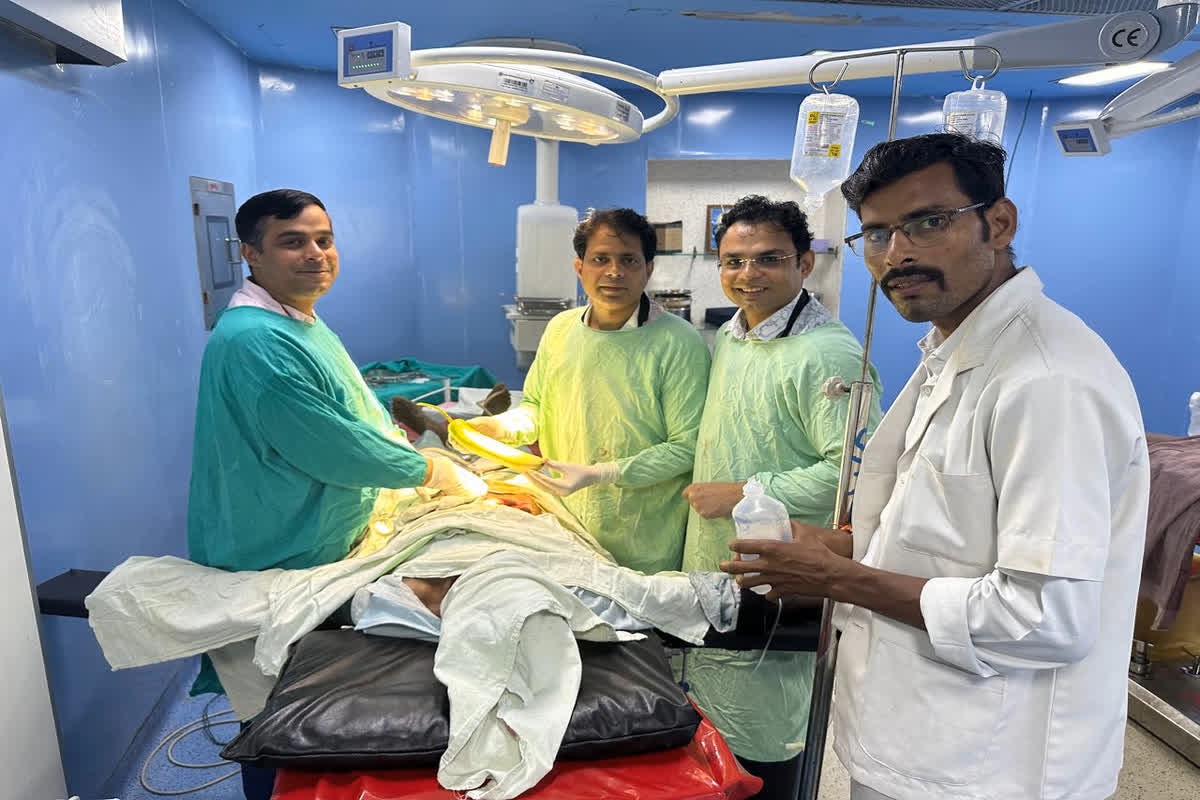 Zara Hatke News in Hindi: 55 साल के शख्स ने अपने प्राइवेट पार्ट में डाल ली 1 फीट की लौकी, देखकर डॉक्टरों के भी उड़े होश, ऐसे निकाला बाहर