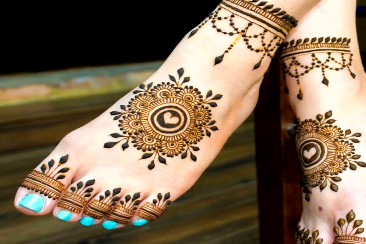 Stylish Leg Mehndi Design: आपके पैरों की खूबसूरती बढ़ाएगी मेहंदी की ये स्टाइलिश डिजाइन, लगाने में भी है आसान