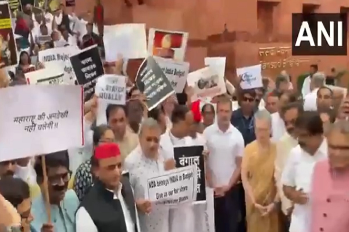 PARLIAMENT MONSOON SESSION 2024: संसद की कार्यवाही शुरू होते ही हंगामा, विपक्ष का लोकसभा के बाहर प्रदर्शन, लगाए ये आरोप