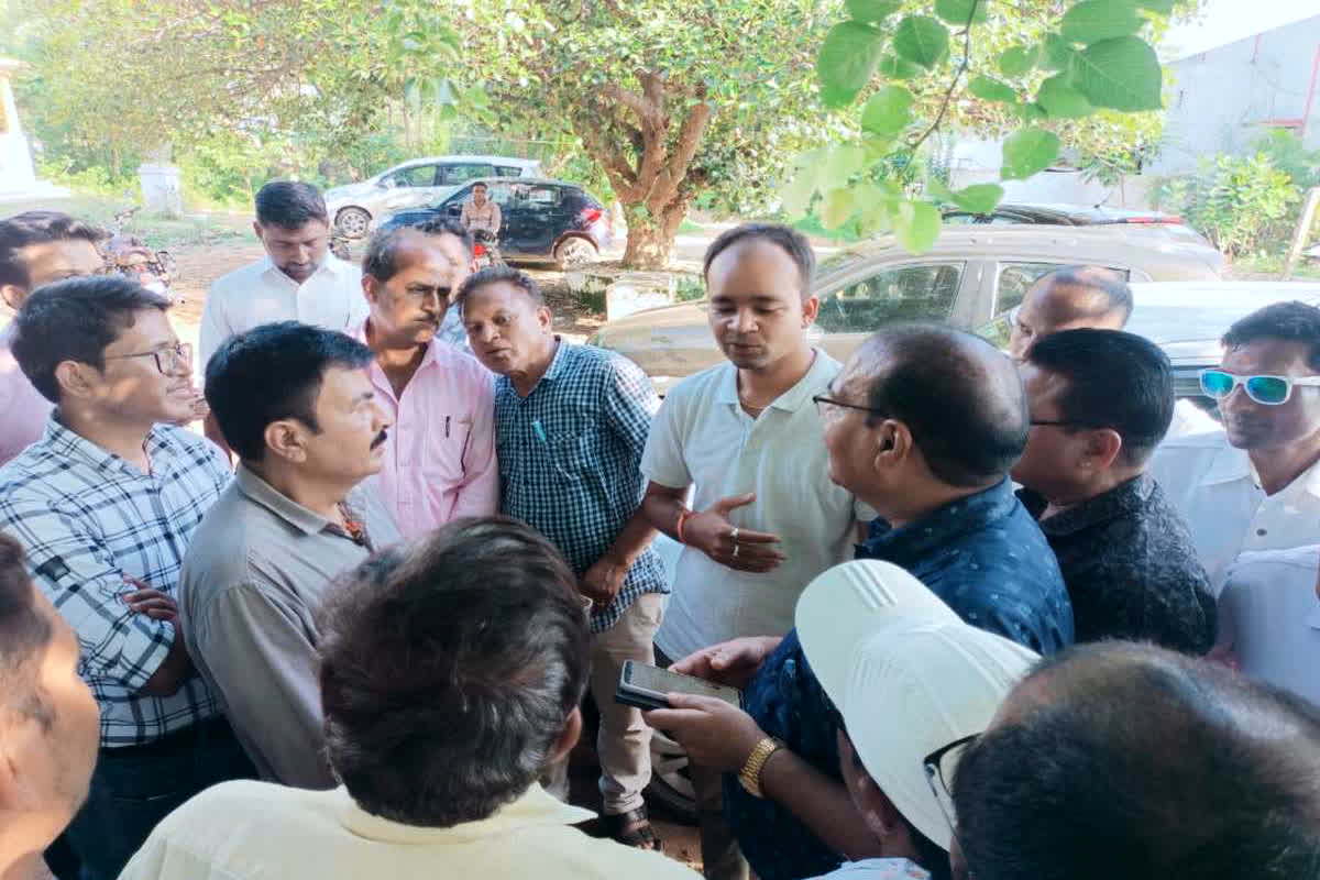 Naib Tehsildar Se Marpit: राजस्व न्यायालय में दिनदहाड़े नायब तहसीलदार पर हुआ हमला, मामले में सभी जिलों के पटवारी, RI, तहसीलदार पहुंचे थाने