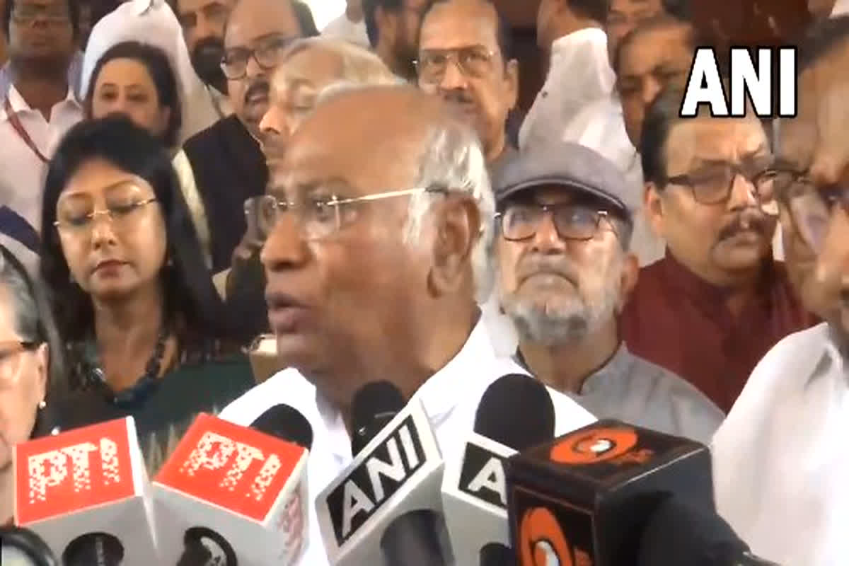 Opposition Walk Out: कांग्रेस नेता खरगे ने बताई सदन से विपक्ष के वॉकआउट की वजह, कहा- हम इसलिए बाहर आ गए क्योंकि…