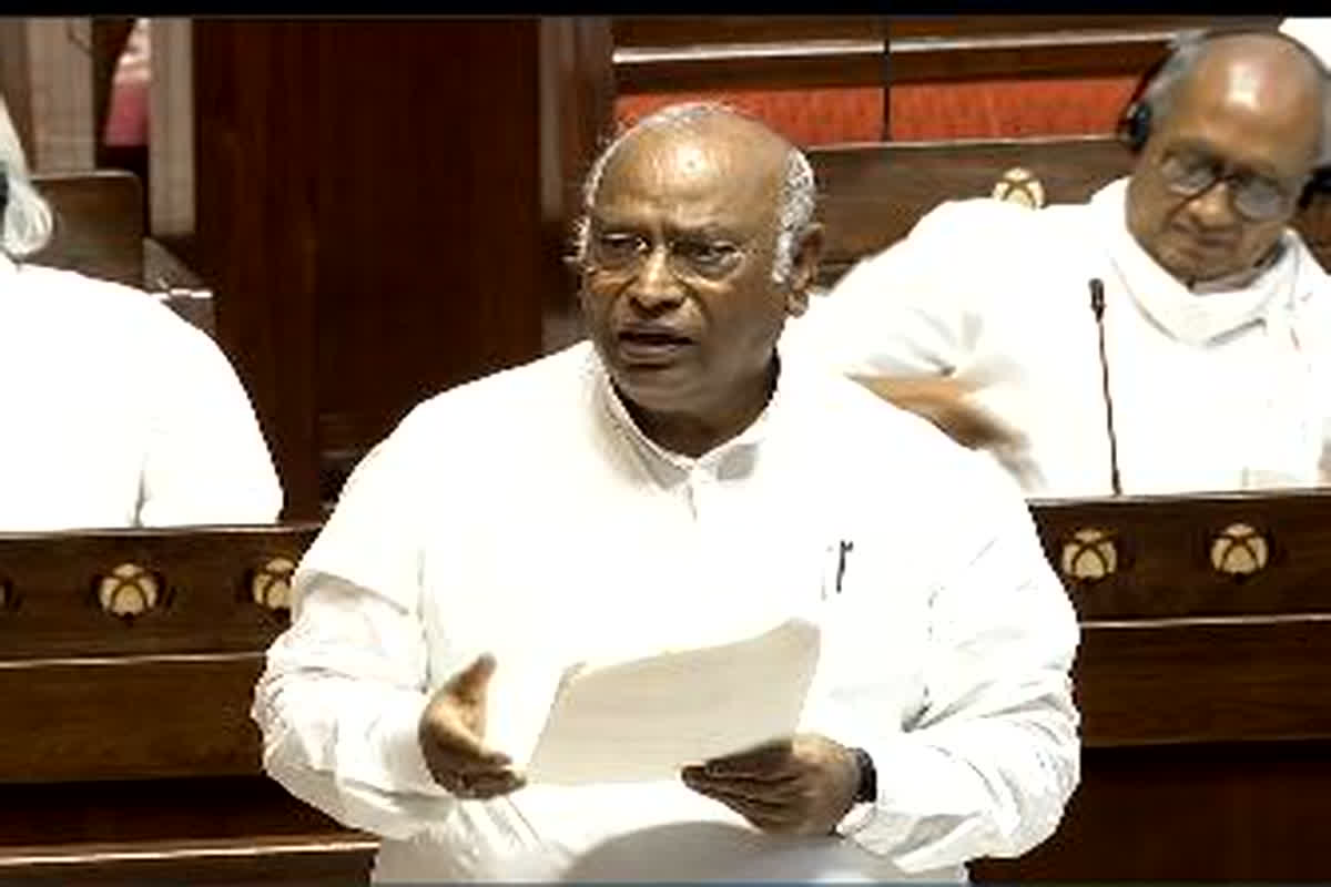 Mallikarjun Kharge on PM Modi: ‘आपका घमंड टूट गया’, शायराना अंदाज में मल्लिकार्जुन खरगे ने पीएम मोदी पर साधा निशाना