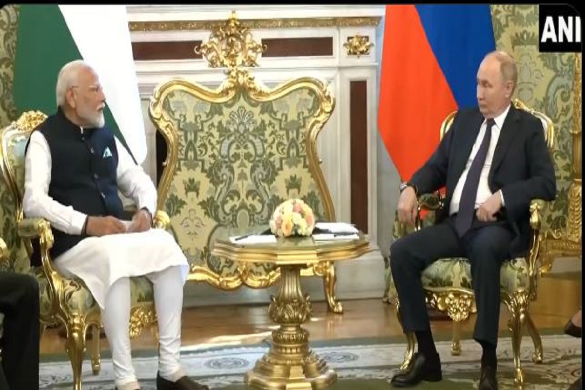 PM modi russia visit: मोदी का पुतिन को साफ संदेश, बम और गोलियों के बीच सफल नहीं होते शांति के प्रयास