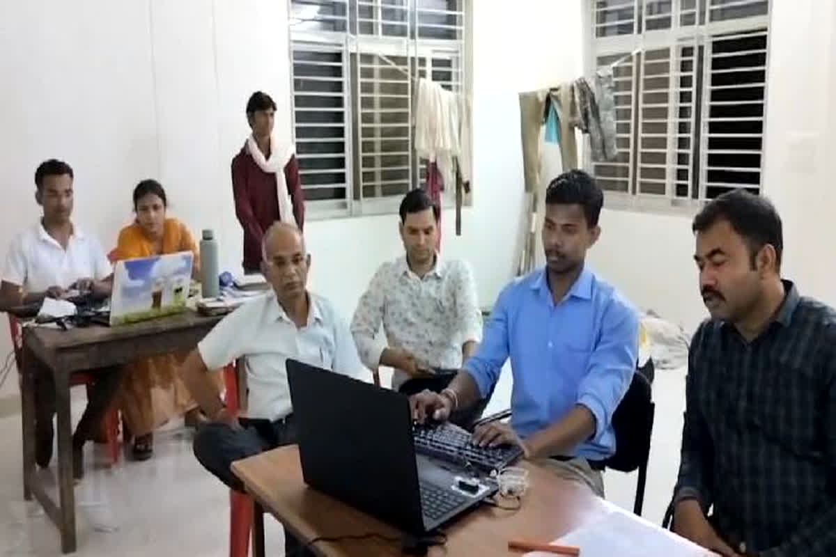 Morena News: लोकायुक्त की टीम ने रिश्वत लेते पटवारी को रंगे हाथों किया गिरफ्तार, दस्तावेज में सुधार के लिए किसान से की थी रुपयों की मांग