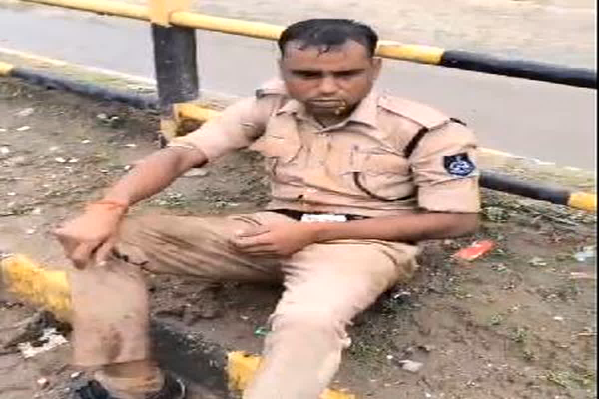 Morena Viral Video: नशे में धुत्त आरक्षक ने बीच रोड किया तमाशा, वर्दी पहनकर करने लगा ऐसी हरकतें, वायरल हुआ वीडियो