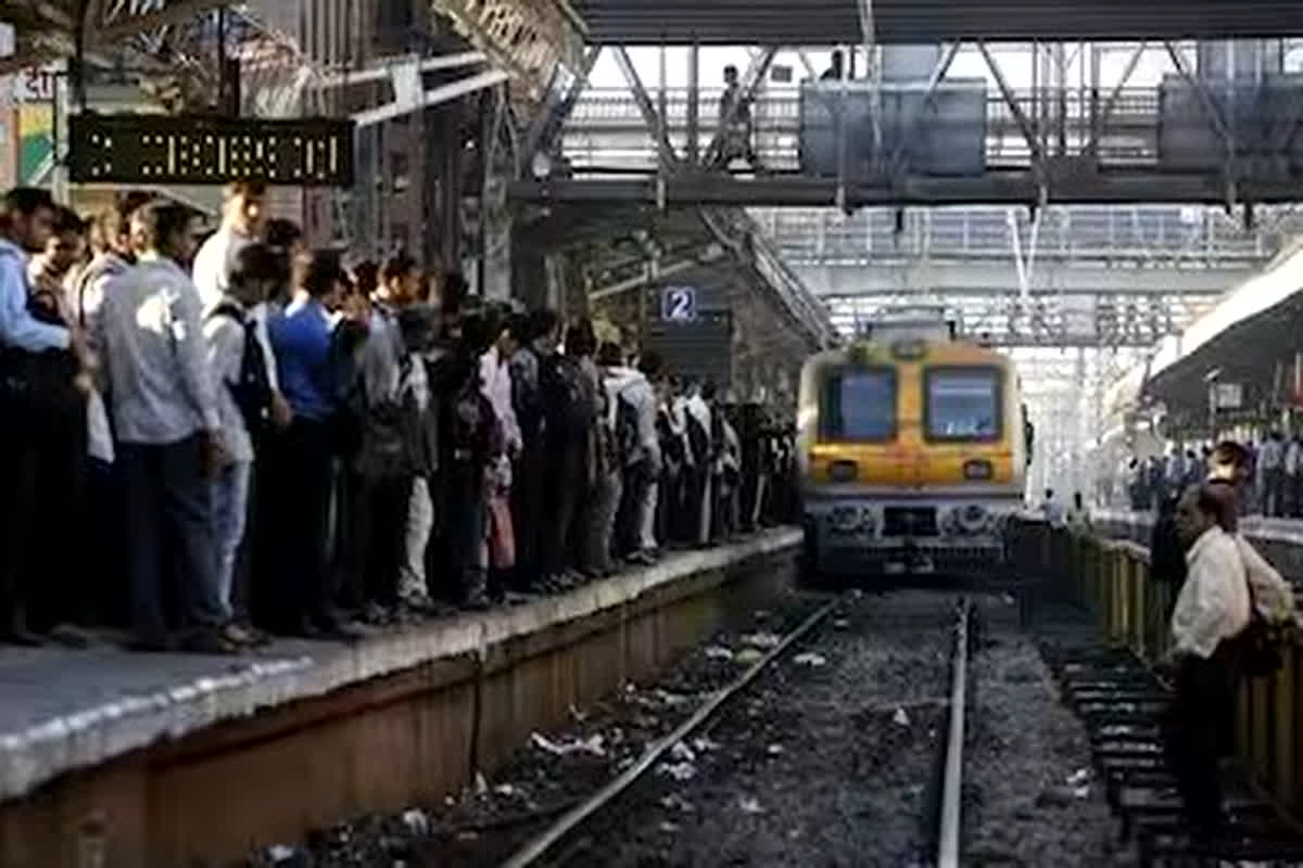 Video Viral: गर्लफ्रेंड के लिए शख्स ने रेलवे स्टेशन पर कर दिया ऐसा बड़ा कांड, थम गईं लोकल ट्रेनें, मच गया हंगामा…