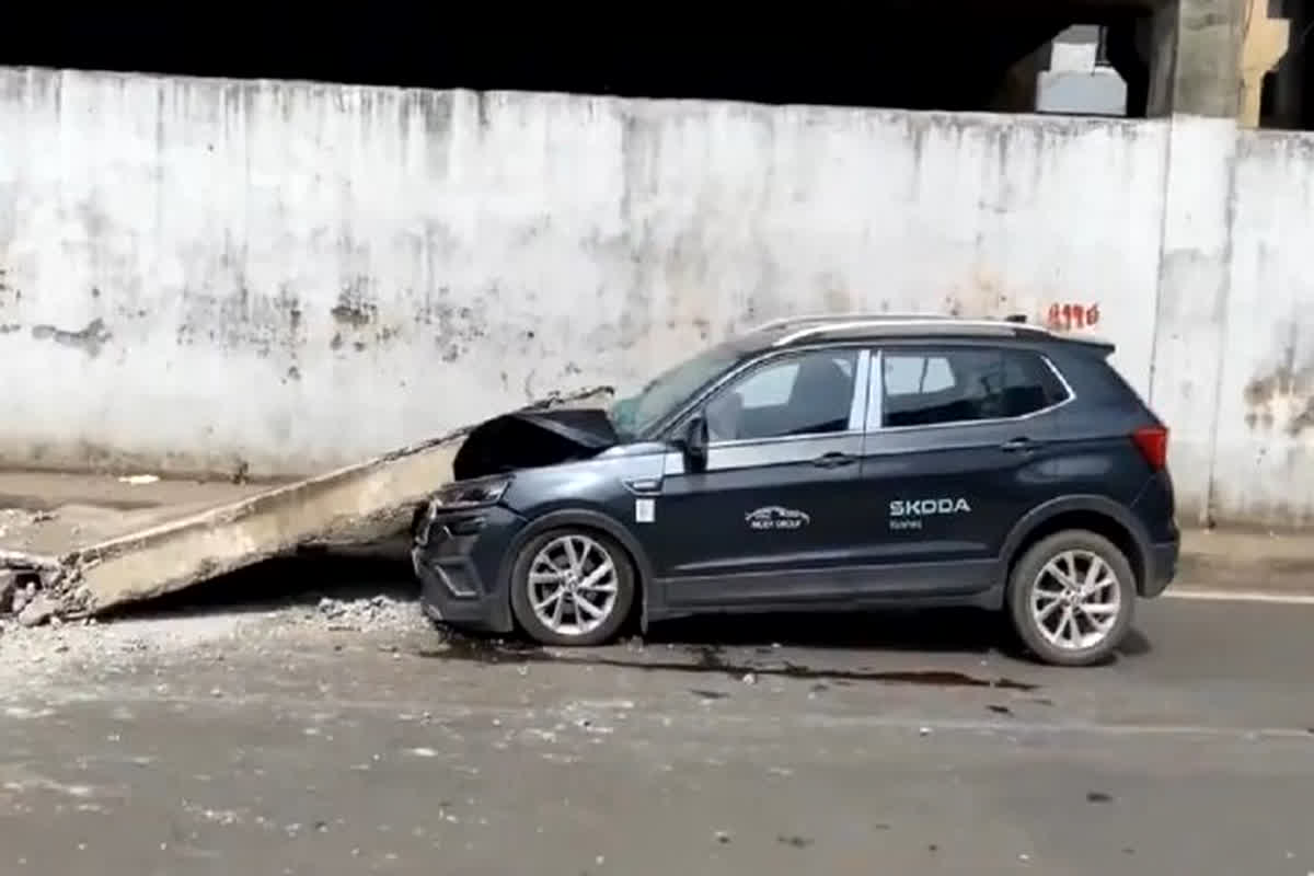 Flyover Slab Collapsed: बड़ा हादसा! चलती कार पर गिरा फ्लाईओवर का स्लैब, लोगों में मची अफरा-तफरी…