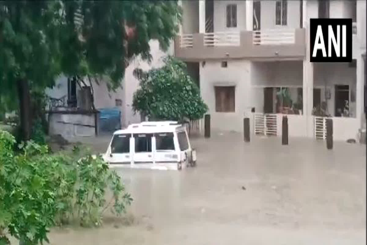 MP Viral Video : पानी-पानी हुआ प्रदेश, कई जिलों में हुआ जलभराव, वायरल हुआ वीडियो