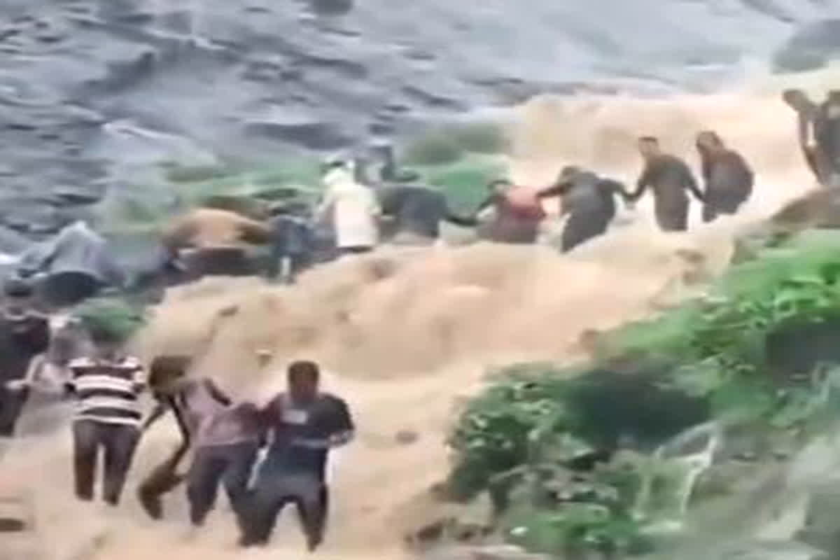 Nashik Anjaneri Parvat: अंजनेरी पर्वत पर जानलेवा झरने के बीच फंसे पर्यटक, 6 घंटे की कड़ी मशक्कत के बाद किया रेस्क्यू , देखें वीडियो