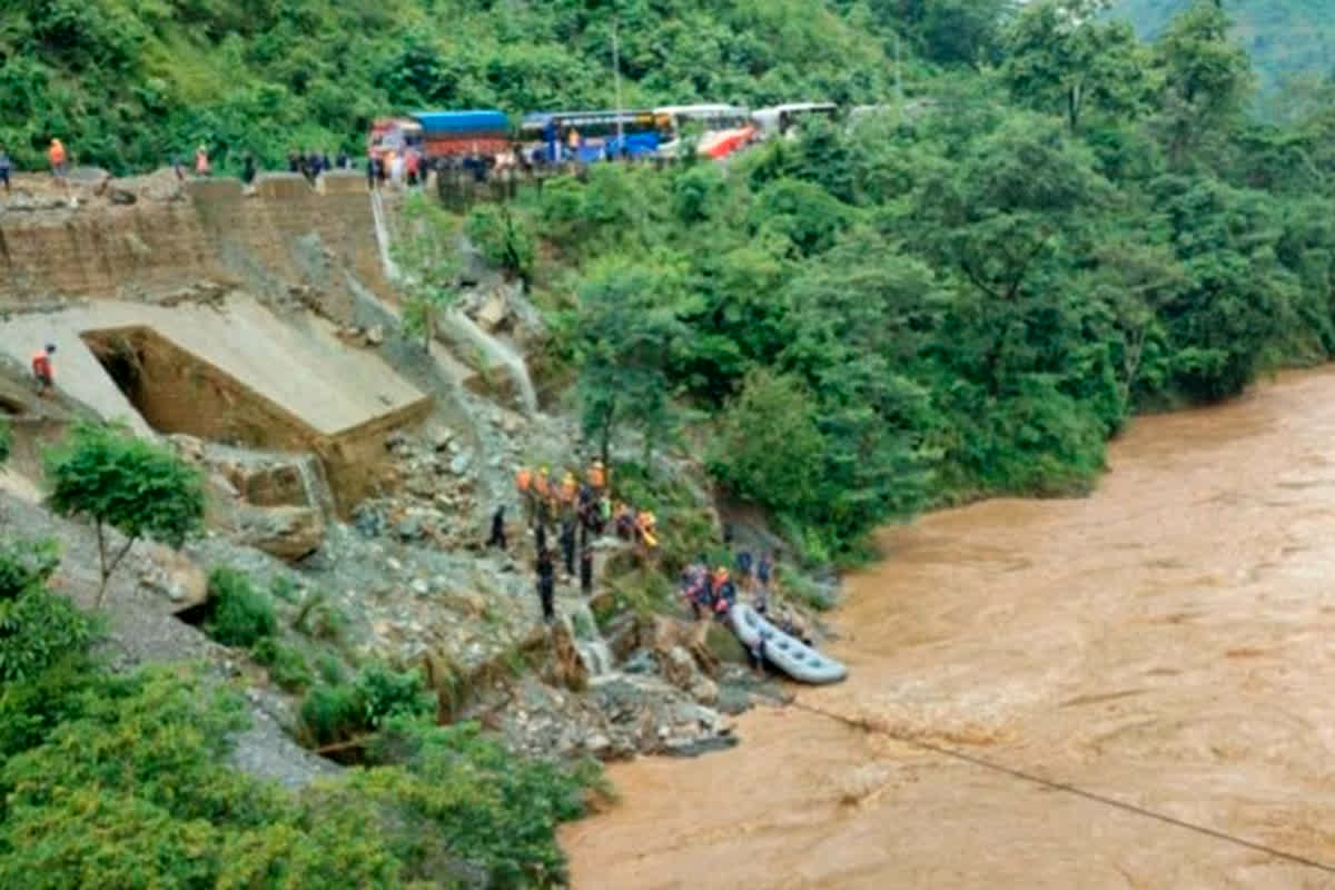 Nepal Landslide Update: नेपाल में बड़ा हादसा, भूस्खलन के चलते नदी में बह गईं दो बसें, 7 भारतीयों की मौत…