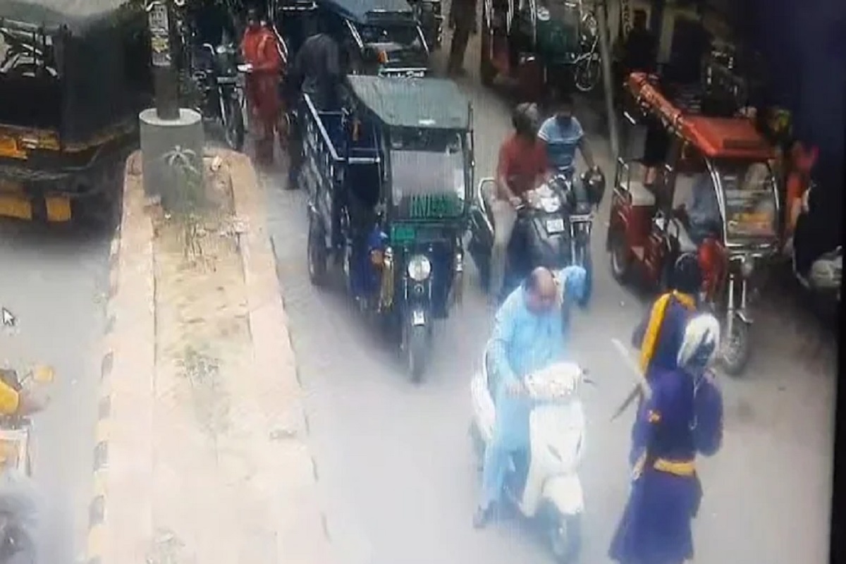 Nihang Attack Shivsena Leader: शिवसेना नेता को निहंगों ने बीच सड़क पर तलवार से काटा, कहा- हमारे धर्म के खिलाफ बोलने वालों का होगा यही हश्र