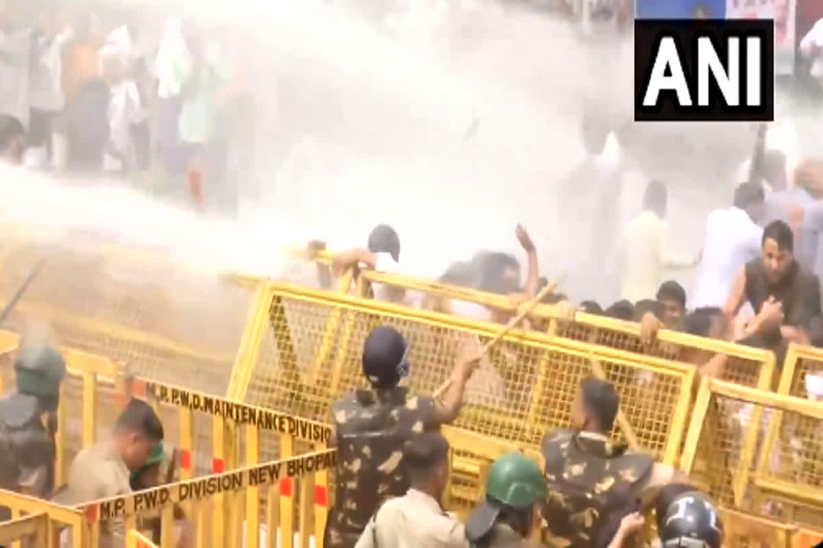 NSUI Protest IN Bhopal : इन मांगों को लेकर एनएसयूआई NSUI कार्यकर्ता ने किया सीएम हाउस का घेराव, कार्यकर्ताओं को रोकने पुलिस ने की बैरिकेडिंग