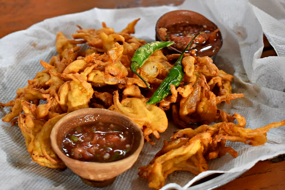 Monsoon Pakora Side Effects: मानसून में इन लोगों को भूलकर भी नहीं खाने चाहिए पकौड़े, नहीं तो हो सकती है भारी दिक्कत…