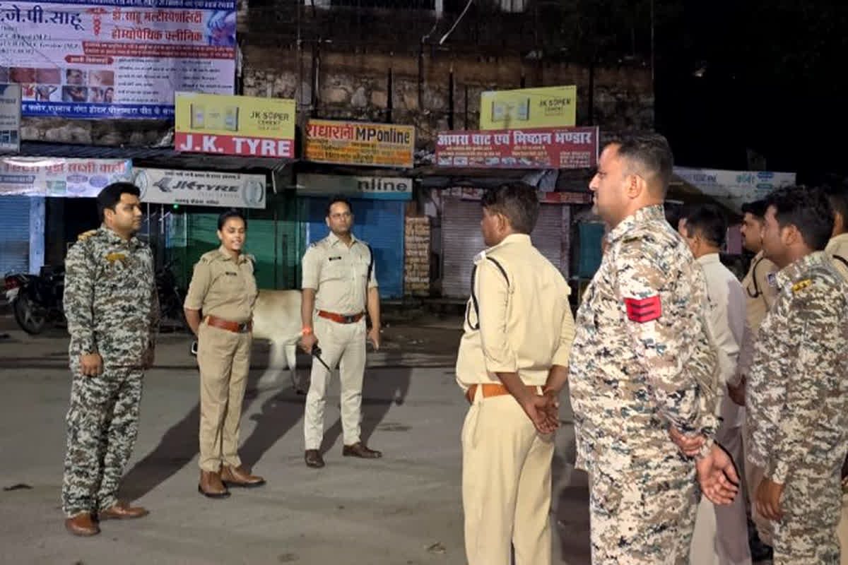 Combing Patrol Operation: पुलिस ने अपराधियों को पकड़ने के लिए चलाया ‘कॉम्बिंग गश्त अभियान’, देर रात 10 वारंटियों को किया गिरफ्तार