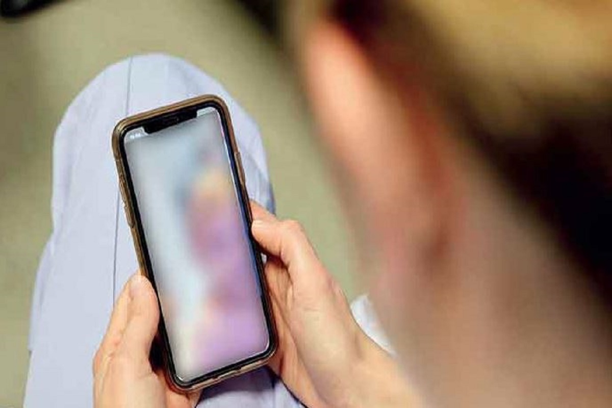 Porn Video Scam: महिला डॉक्टर पर पोर्न वीडियो स्कैम में शामिल होने के लगाए आरोप, फिर जालसाजों ने ठगे 60 लाख रुपए