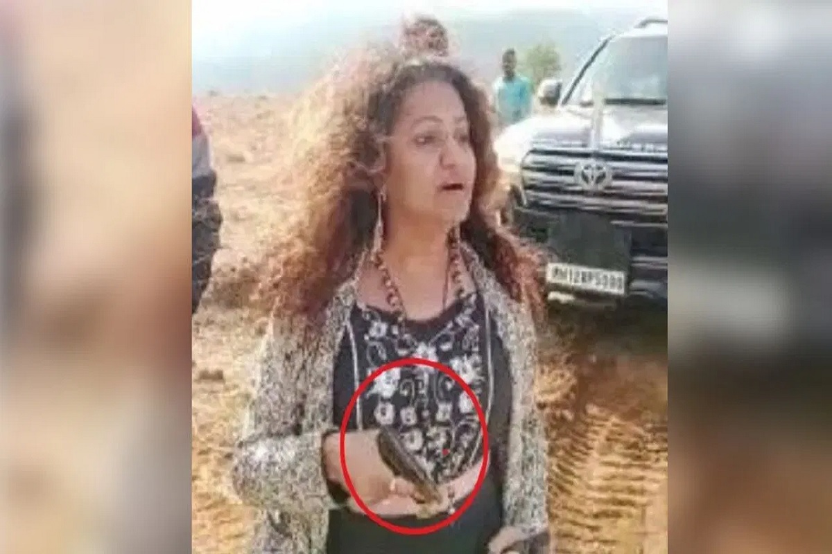 IAS officer Pooja Khedkar: ट्रेनी IAS पूजा के बाद अब मुश्किल में उनके माता पिता! मनोरमा खेडकर के खिलाफ इस मामले में FIR दर्ज