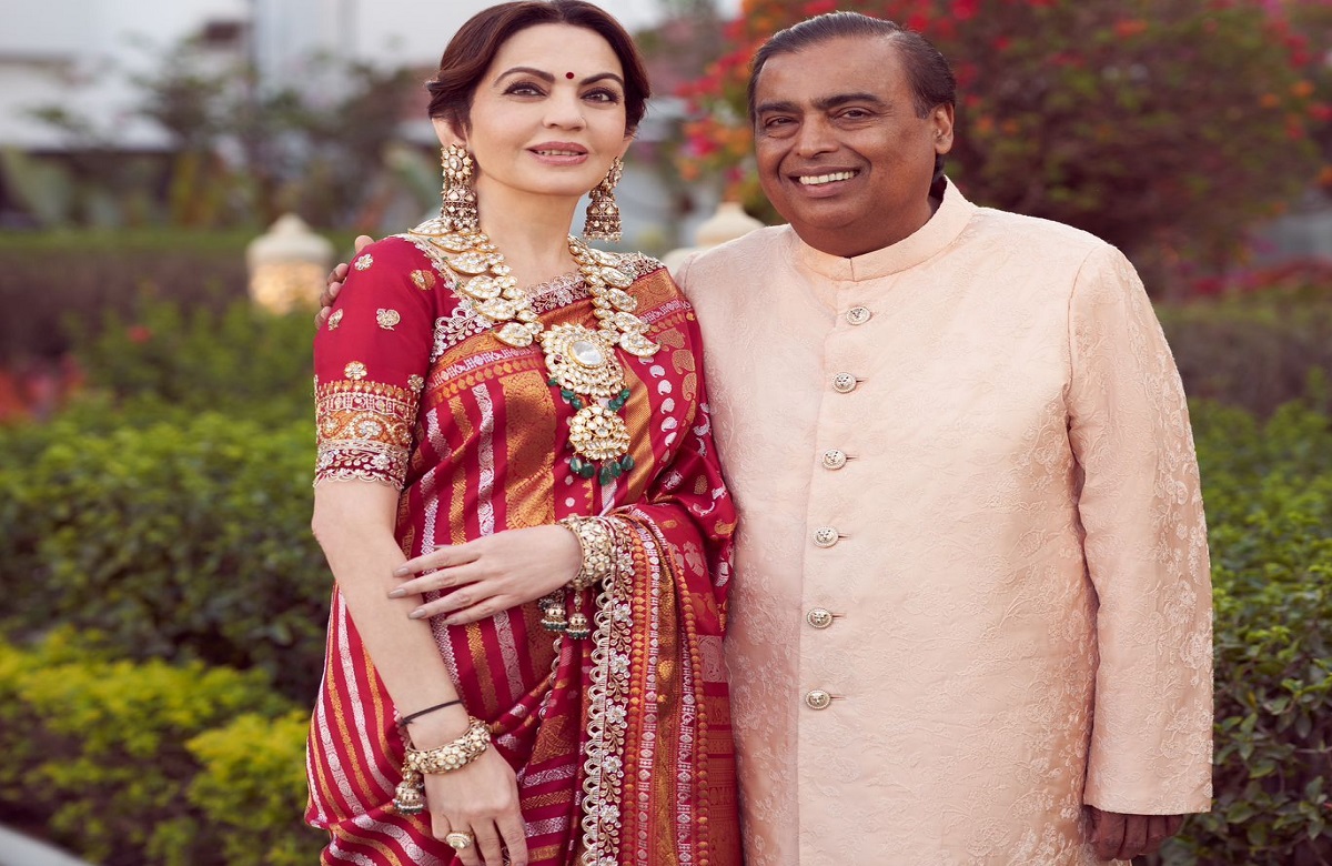पत्नी नीता अंबानी के साथ काफी खुश दिखे मुकेश अंबानी