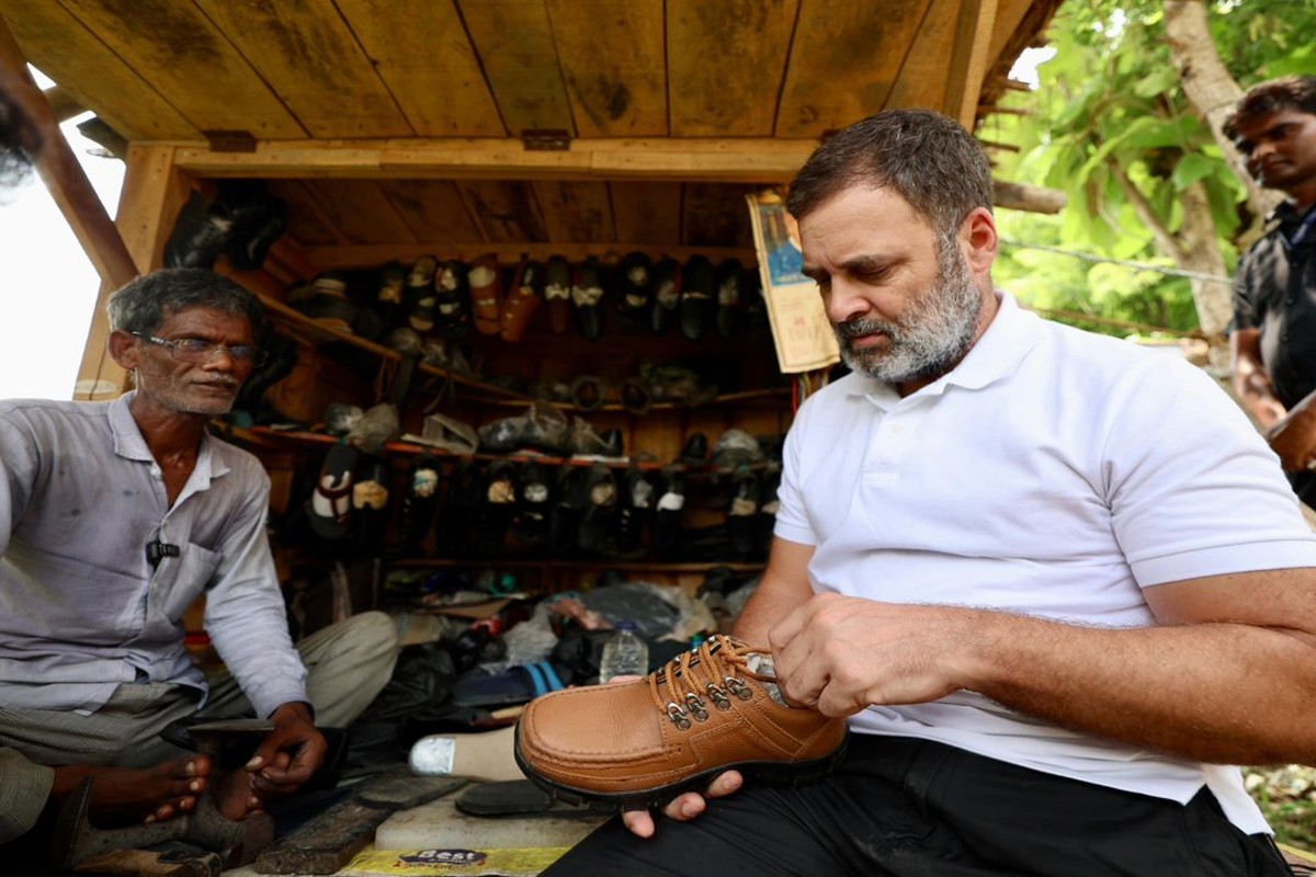 Rahul Gandhi Photos Viral : राहुल गांधी का अनोखा अंदाज..! मोची की दुकान में जूता-चप्पल में टांका लगाते नजर आए कांग्रेस सांसद, देखें तस्वीरें
